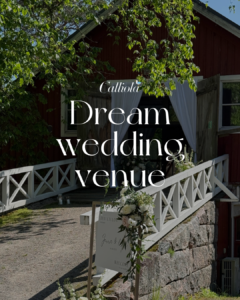 Sisäänkäynti Calliolan hääpaikkaan: valkoinen kaide ja punainen rakennus taustalla, käseinen vehreä piha ja kivimuuri.