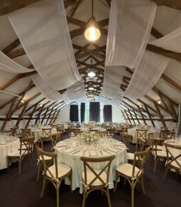 Merenranta häät Calliolassa, Raaseporissa. Kauniisti somistettu juhlatila, kattokankaat, pyöreät pöydät ja lämmin saaristotunnelma.